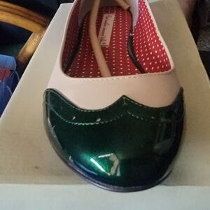 Stylish Beige & Green Flats